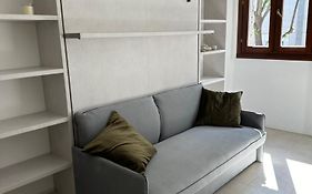 Stunning Deluxe Downtown Studio